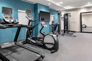 The fitness centre and/or fitness facilities at Home2 Suites By Hilton Salisbury