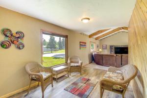 Zona d'estar a Shawano Vacation Rental Close to Main Street!