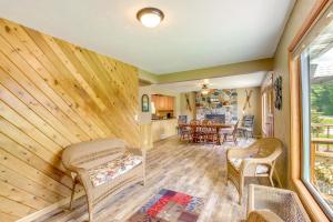 - un salon avec un mur en bois dans l'établissement Shawano Vacation Rental Close to Main Street!, à Shawano
