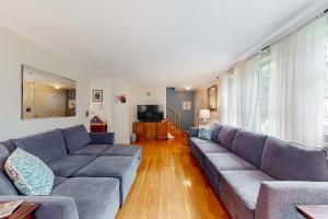 ein Wohnzimmer mit einem Sofa und einem TV in der Unterkunft Donovan's BBH Retreat in Boothbay Harbor