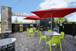 Home2 Suites By Hilton Shreveport的庭院或其他户外区域