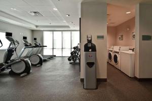 Home2 Suites By Hilton Shreveport的健身中心和/或健身设施