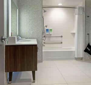 Home2 Suites By Hilton Shreveport的一间浴室