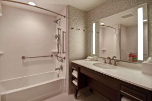 Home2 Suites By Hilton Shreveport的一间浴室