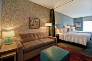 什里夫波特Home2 Suites By Hilton Shreveport的配有床和沙发的酒店房间