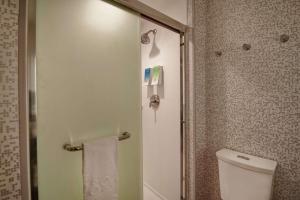Home2 Suites By Hilton Shreveport的一间浴室