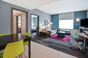 Home2 Suites By Hilton Shreveport的电视和/或娱乐中心