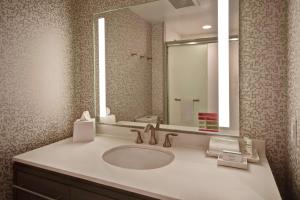 Home2 Suites By Hilton Shreveport的一间浴室