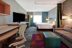 Home2 Suites By Hilton Shreveport的电视和/或娱乐中心