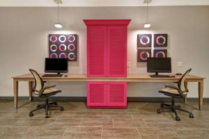 Home2 Suites By Hilton Shreveport的电视和/或娱乐中心