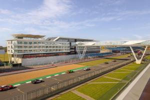 una pista de carreras frente a un gran edificio en Hilton Garden Inn Silverstone en Towcester