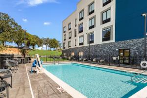 a swimming pool in front of a building at Hampton Inn Batesville, Ar in Batesville