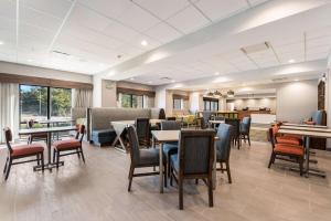 a dining room with tables and chairs and windows at Hampton Inn Batesville, Ar in Batesville