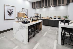 Dapur atau dapur kecil di Hilton Garden Inn Irvine Spectrum Lake Forest