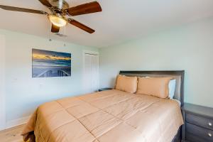 a bedroom with a bed with a ceiling fan at Just for Sun in Jacksonville