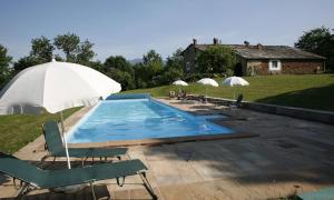 Bazén v ubytování Agriturismo Famiglia al Castello Di Bagnolo nebo v jeho okolí