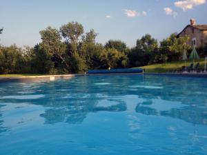 Bazén v ubytování Agriturismo Famiglia al Castello Di Bagnolo nebo v jeho okolí