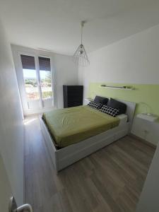 1 dormitorio con 1 cama grande en una habitación blanca en Appart 70m² plein sud, en Marignane