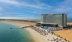 un hotel en la playa junto al océano en Hampton by Hilton Marjan Island en Ras al-Khaimah