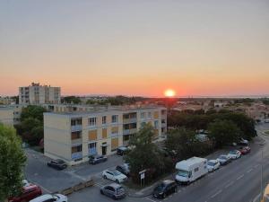 - une vue aérienne sur un parking avec un coucher de soleil dans l'établissement Appart 70m² plein sud, à Marignane