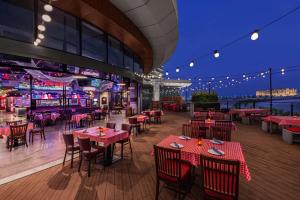 Hampton by Hilton Marjan Island餐厅或其他用餐的地方