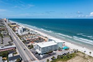 una vista aérea de la playa y del océano en Direct Oceanfront Private Balcony Tiki King bed, en Daytona Beach