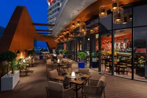 Hampton by Hilton Marjan Island餐厅或其他用餐的地方