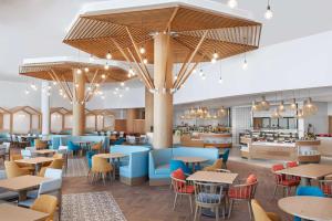 Hampton by Hilton Marjan Island餐厅或其他用餐的地方