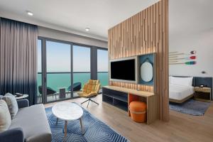 Hampton by Hilton Marjan Island的电视和/或娱乐中心