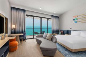 Hampton by Hilton Marjan Island的电视和/或娱乐中心