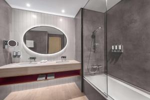 Hampton by Hilton Marjan Island的一间浴室