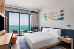 Hampton by Hilton Marjan Island的电视和/或娱乐中心