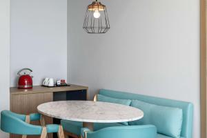 Hampton by Hilton Marjan Island的休息区