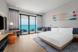 Hampton by Hilton Marjan Island客房内的一张或多张床位