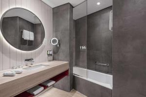 Hampton by Hilton Marjan Island的一间浴室