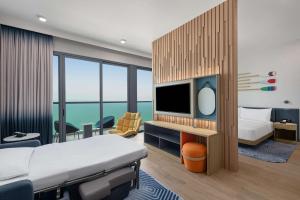Hampton by Hilton Marjan Island的电视和/或娱乐中心