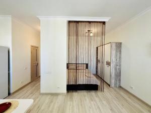 una habitación con una escalera y una silla en ella en Apartment Korkem-3 at Left Coast in Astana, en Taldykolʼ
