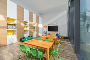 Hampton by Hilton Marjan Island的电视和/或娱乐中心
