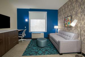 TV a/nebo společenská místnost v ubytování Home2 Suites By Hilton Grove City Columbus