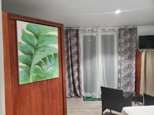 una habitación con una puerta con una pintura de una planta en Fare Mihiau 2 en Hauru