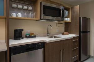 Kuchyň nebo kuchyňský kout v ubytování Home2 Suites By Hilton Grove City Columbus