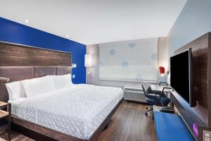 Un pat sau paturi într-o cameră la Tru By Hilton Laredo Airport Area, Tx