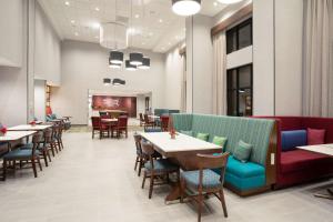 une salle à manger avec des tables et des chaises ainsi qu'une cafétéria dans l'établissement Hampton Inn & Suites Watsonville, à Watsonville