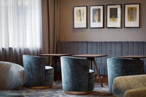 una fila di tavoli e sedie in un ristorante di DoubleTree by Hilton London Elstree a Borehamwood