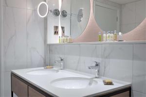 DoubleTree by Hilton London Elstree的一间浴室