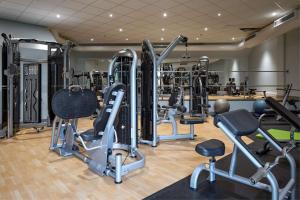 DoubleTree by Hilton London Elstree的健身中心和/或健身设施