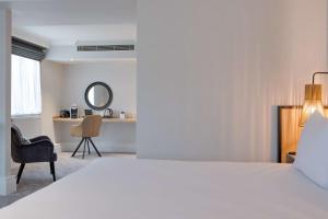 DoubleTree by Hilton London Elstree客房内的一张或多张床位