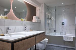 DoubleTree by Hilton London Elstree的一间浴室