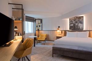 博勒姆伍德DoubleTree by Hilton London Elstree的配有床和书桌的酒店房间