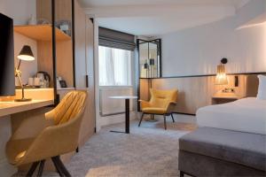 博勒姆伍德DoubleTree by Hilton London Elstree的一间带床、桌椅的酒店房间